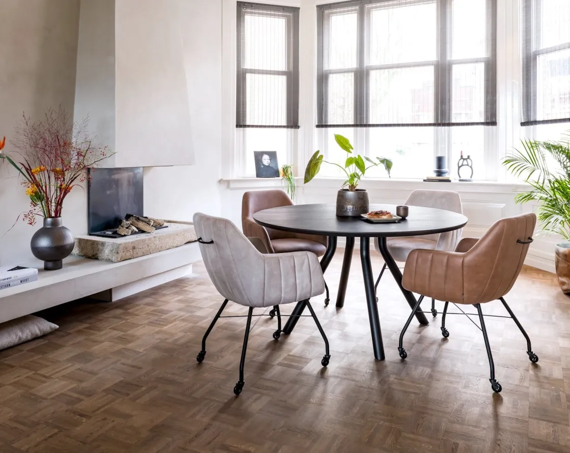XOOON Arvada ronde eiken eettafel met zwart metalen poot 125cm^ Tafelconfigurator|Eettafels