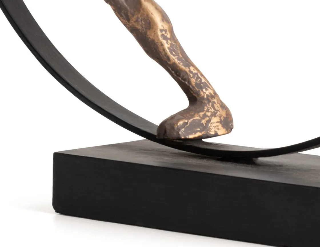XOOON Climbing beeld (H33cm) in de kleur Goud - COCOmaison^ Woonaccessoires