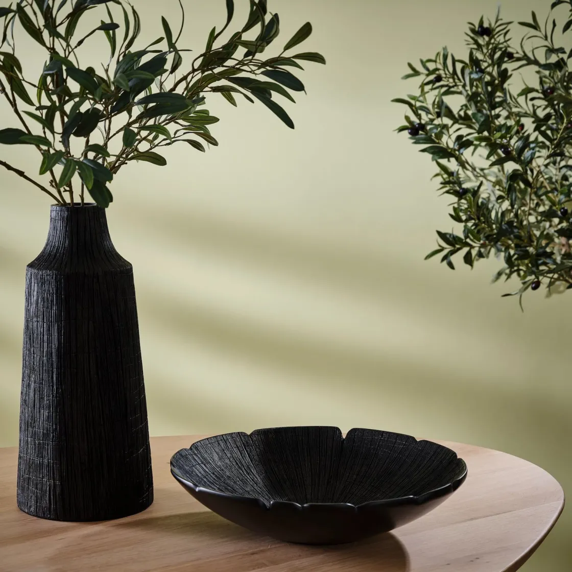 XOOON Finn schaal D39cm in de kleur Zwart - COCOmaison^ Woonaccessoires
