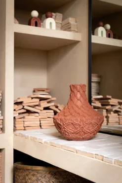 XOOON Maeve vaas H33cm in de kleur Terra Cotta - COCOmaison^ Woonaccessoires