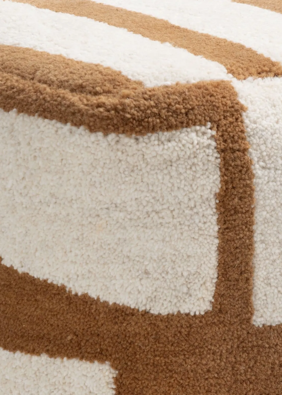 XOOON Olivia poef (H40cm) in de kleur Bruin - COCOmaison^ Woonaccessoires|Poef/Hockers
