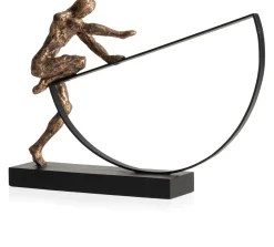 XOOON Pushing beeld (H33cm) in de kleur Goud - COCOmaison^ Woonaccessoires
