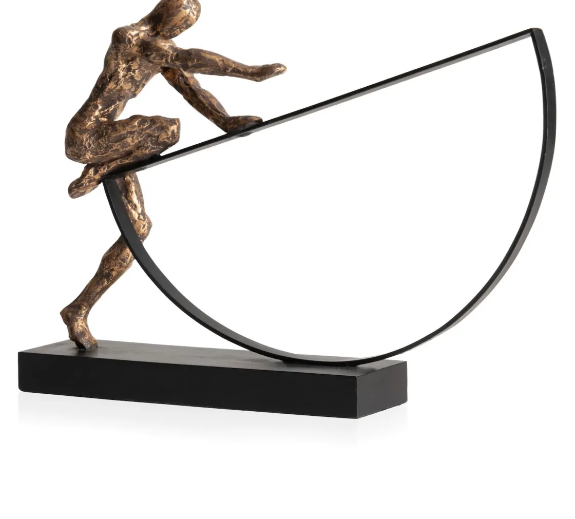 XOOON Pushing beeld (H33cm) in de kleur Goud - COCOmaison^ Woonaccessoires