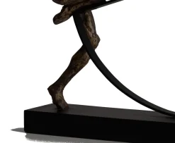 XOOON Pushing beeld (H33cm) in de kleur Goud - COCOmaison^ Woonaccessoires