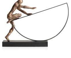 XOOON Pushing beeld (H33cm) in de kleur Goud - COCOmaison^ Woonaccessoires