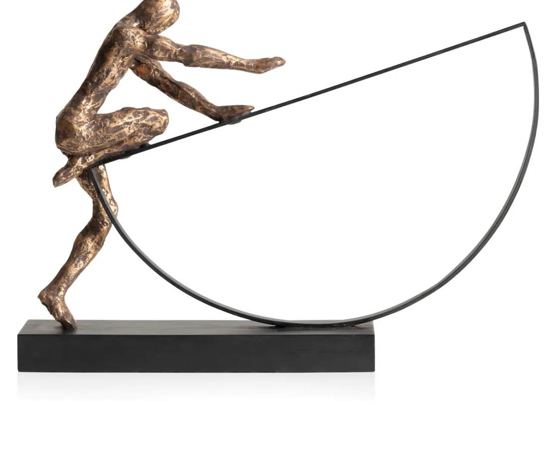 XOOON Pushing beeld (H33cm) in de kleur Goud - COCOmaison^ Woonaccessoires