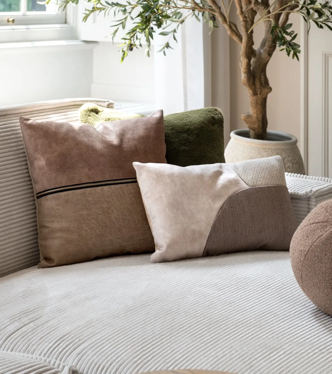 XOOON Timeless Evie kussen 45x45cm in de kleur Olijf - COCOmaison^ Woonaccessoires