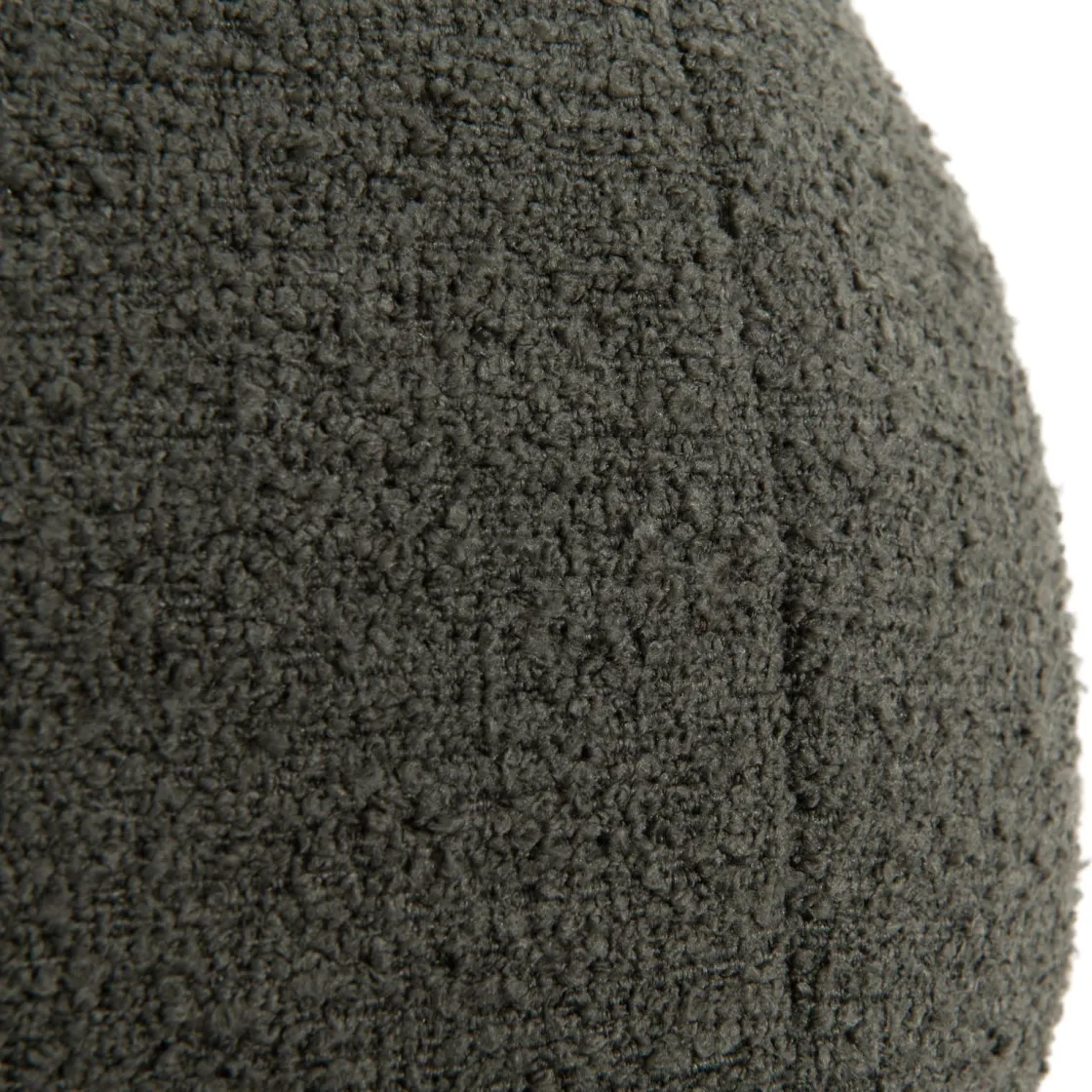 XOOON Timeless Scott kussen dia 25cm in de kleur Olijf - COCOmaison^ Woonaccessoires