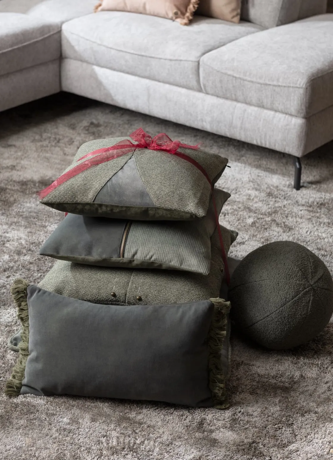 XOOON Timeless Scott kussen dia 25cm in de kleur Olijf - COCOmaison^ Woonaccessoires