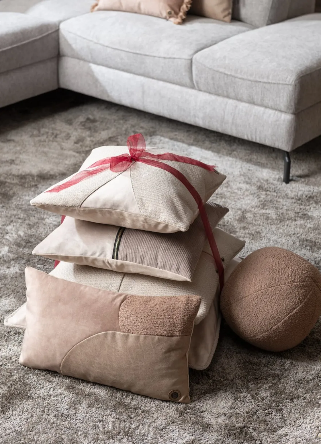 XOOON Timeless Scott kussen dia 25cm in de kleur Camel - COCOmaison^ Woonaccessoires