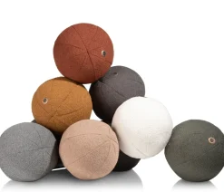 XOOON Timeless Scott kussen dia 25cm in de kleur Camel - COCOmaison^ Woonaccessoires