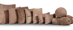 XOOON Timeless Scott kussen dia 25cm in de kleur Camel - COCOmaison^ Woonaccessoires