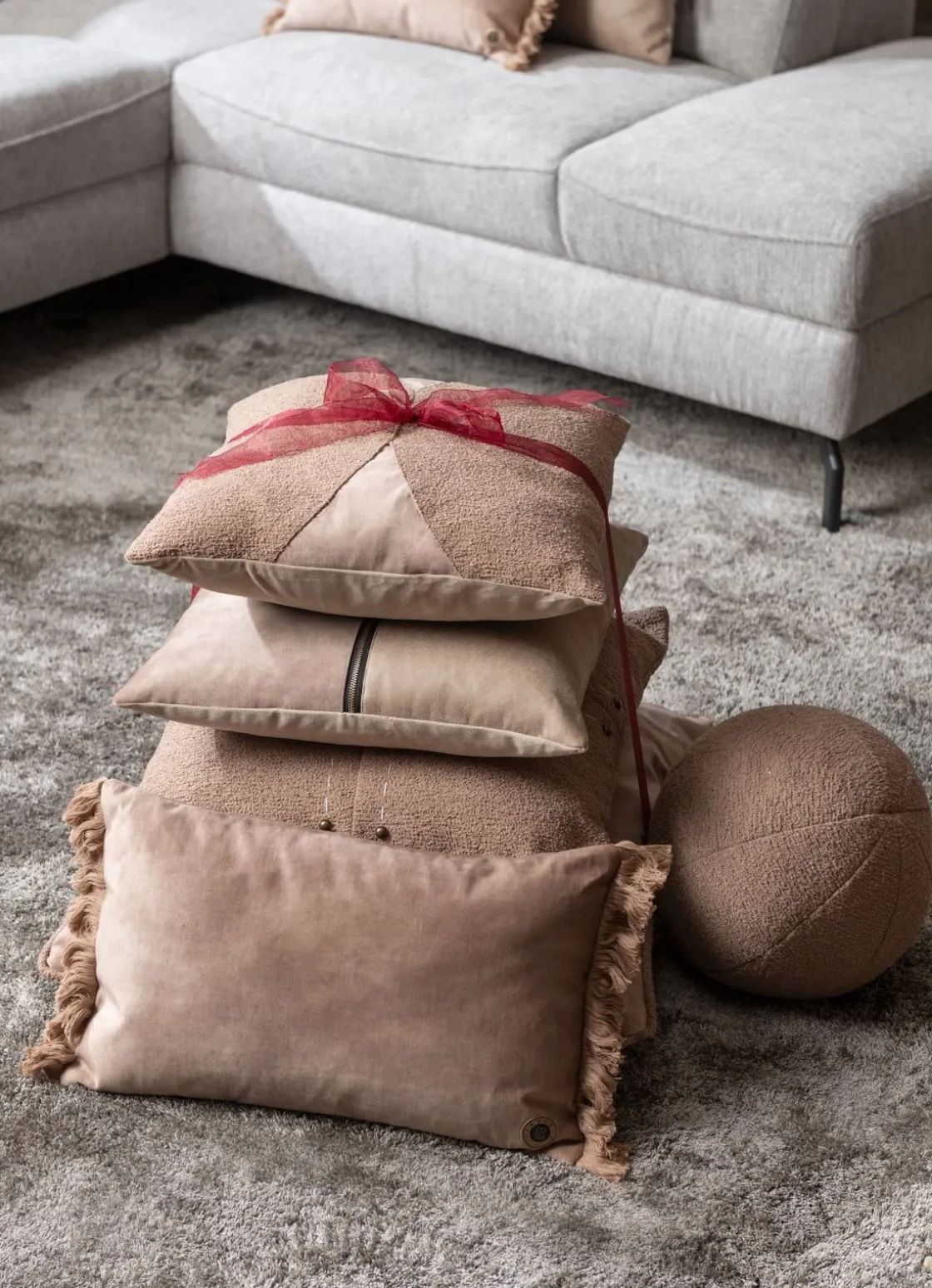 XOOON Timeless Scott kussen dia 25cm in de kleur Camel - COCOmaison^ Woonaccessoires