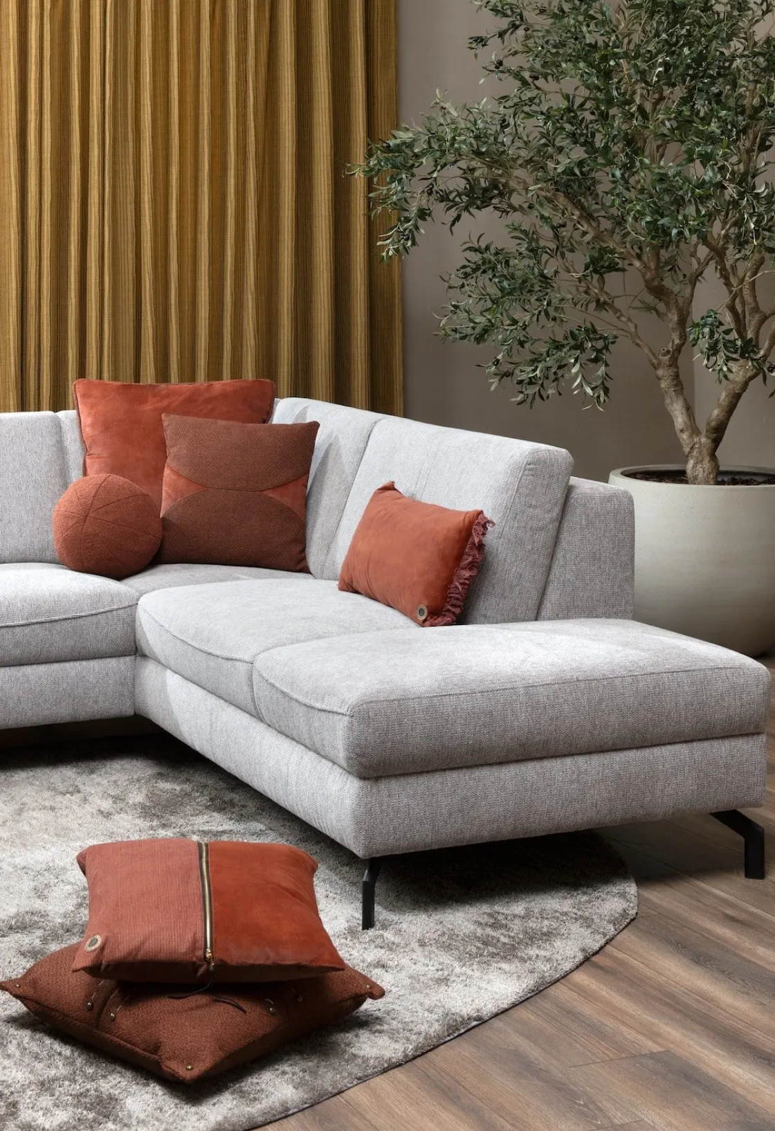 XOOON Timeless Sean kussen 60x60cm in de kleur Koper - COCOmaison^ Woonaccessoires