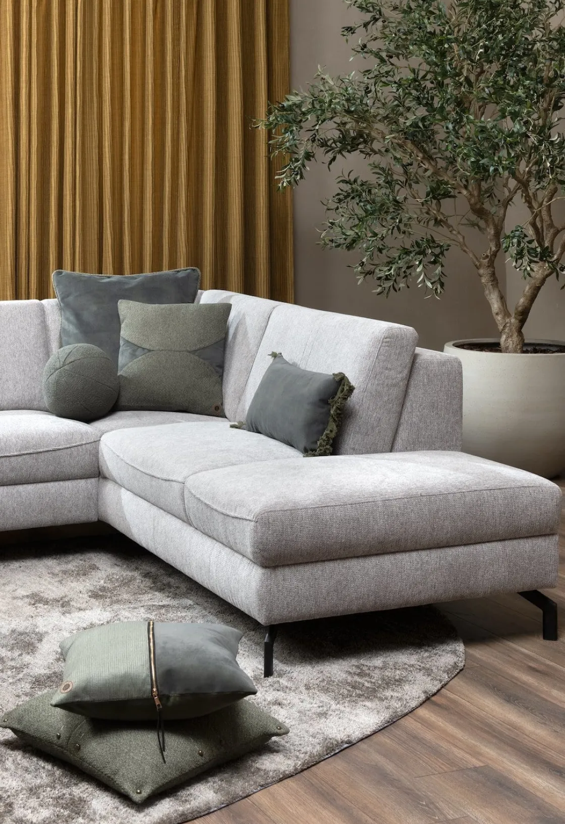 XOOON Timeless Sofia kussen 45x45cm in de kleur Olijf - COCOmaison^ Woonaccessoires