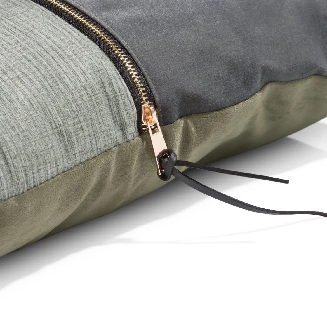 XOOON Timeless Sofia kussen 45x45cm in de kleur Olijf - COCOmaison^ Woonaccessoires